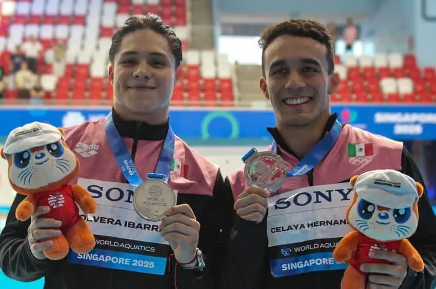 Dos nadadores sosteniendo medallas