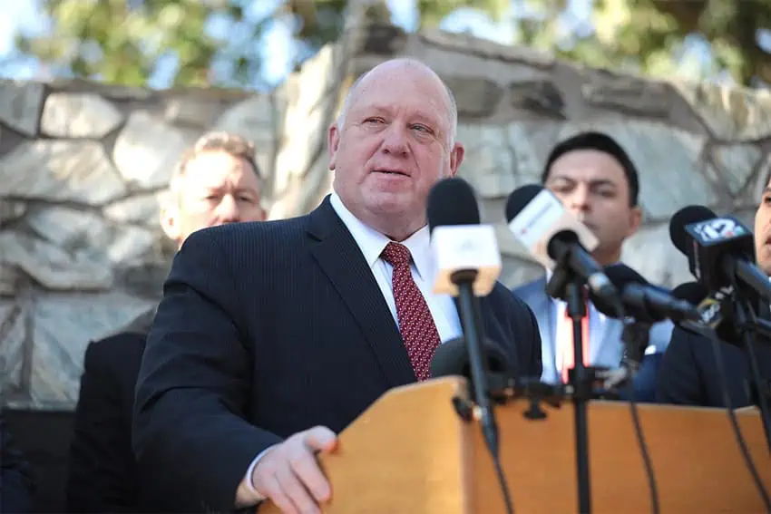 El recién nombrado 'zar fronterizo' de Trump, Tom Homan, habla en un micrófono