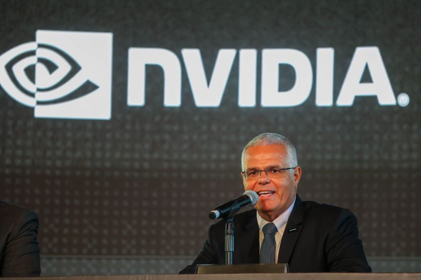 Hombre en Mike frente al signo de Nvidia