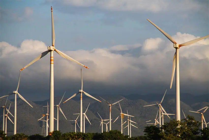 Molinos modernos a lo largo de un telón de fondo montañoso en Oaxaca, México