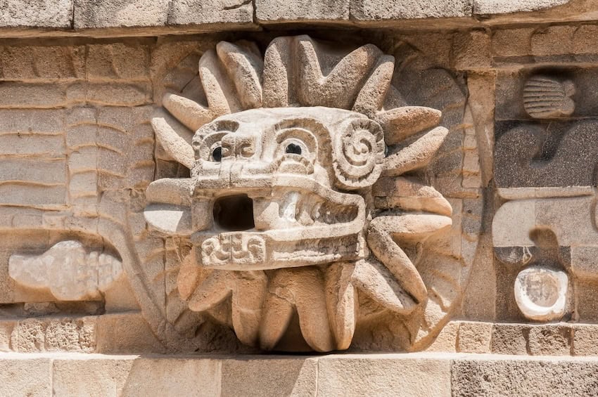 Un busto de Quetzalcoatl en Teotehuacán