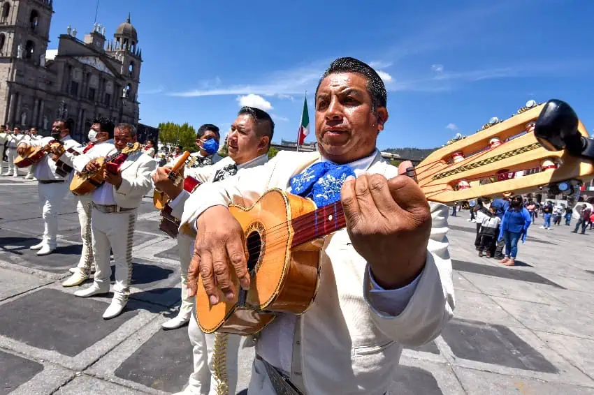 Mariachis en una plaza en Toluca