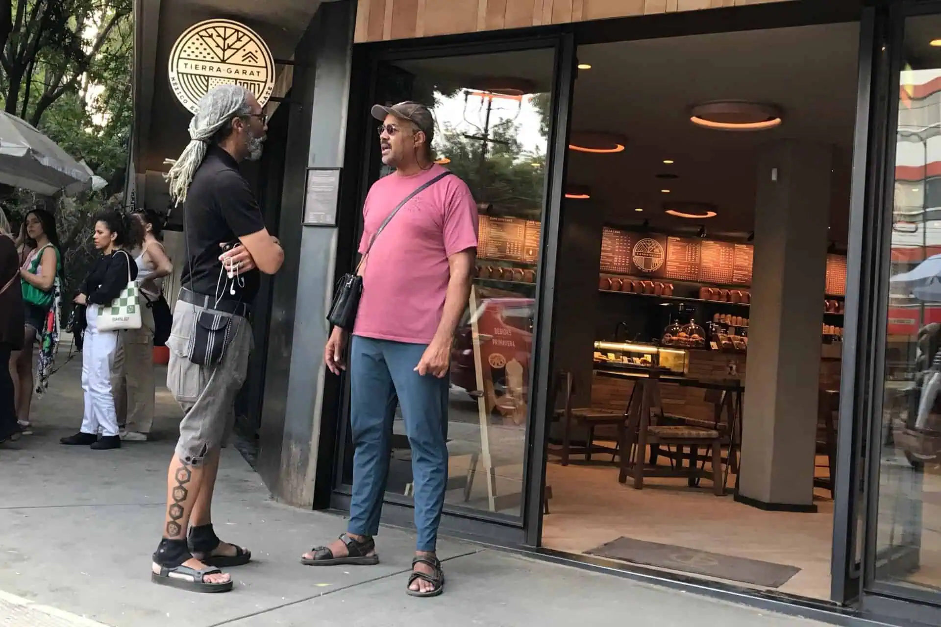 Los extranjeros caminan por las calles del vecindario romaní, trayendo consigo el fenómeno de la gentrificación