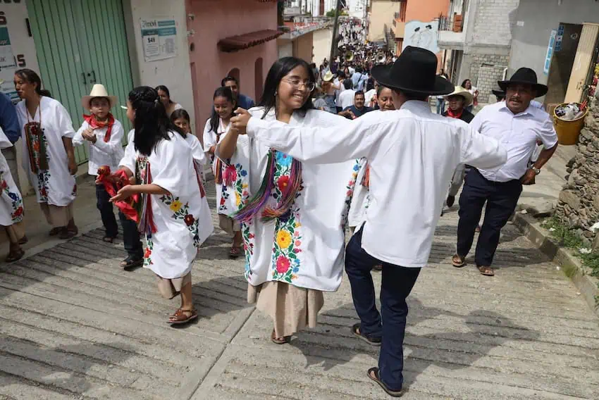 aldeanos bailando en la calle