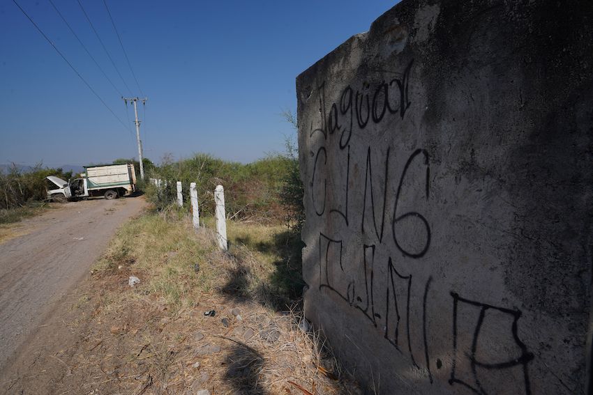 garabatos en una pared que dice CJNG (Cartel Jalisco New Generation)