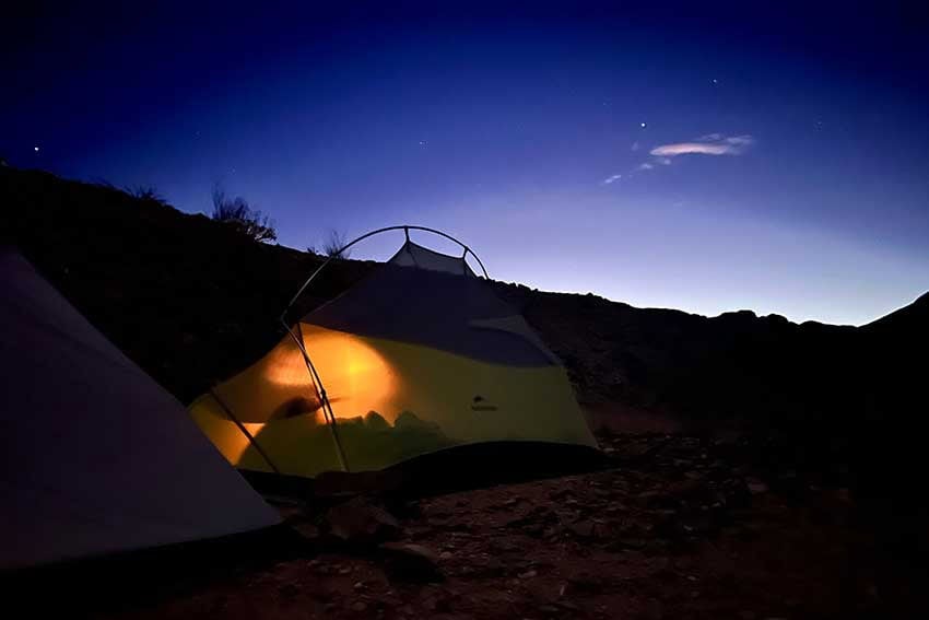 Los chicos de la bici acampando