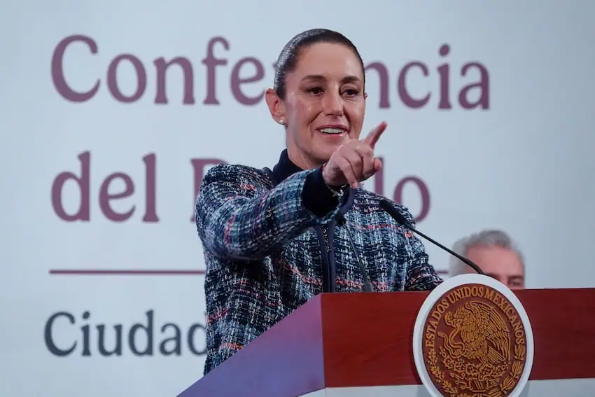 Presidente Sheinbaum señalando