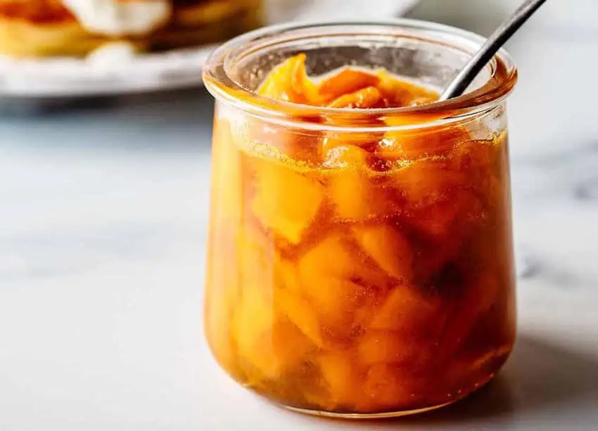 Un frasco de compota de frutas