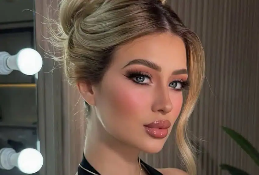 Un influencer rubio con maquillaje de muñecas