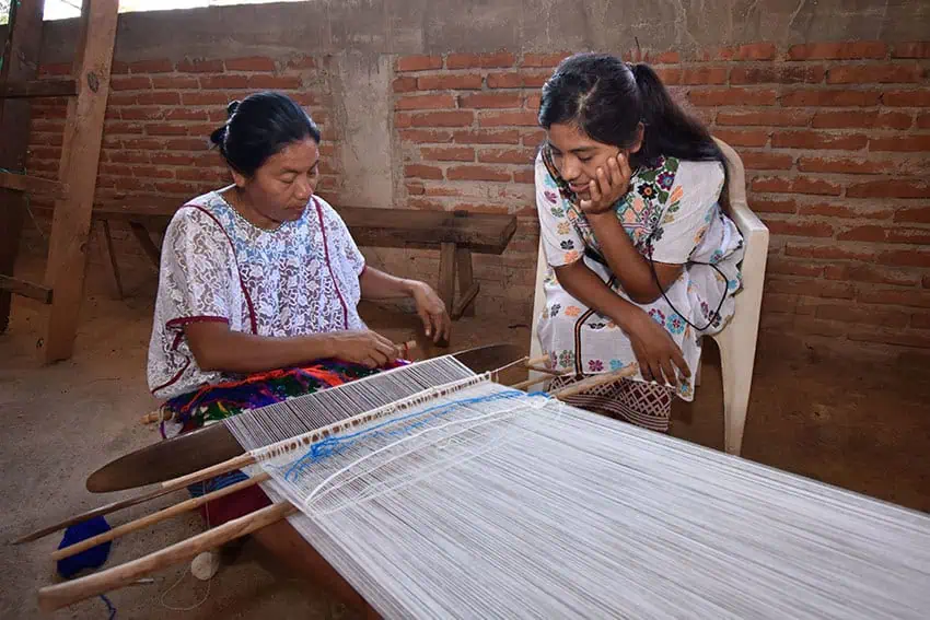 Los tejedores de Amusgo en Guerrero usan un telar de espalda para tejer textiles tradicionales, similar a los diseños de Oaxaca que las marcas estadounidenses están acusadas de tomar a través de la apropiación cultural