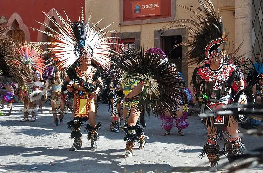 Los conquoneros bailan en las calles.