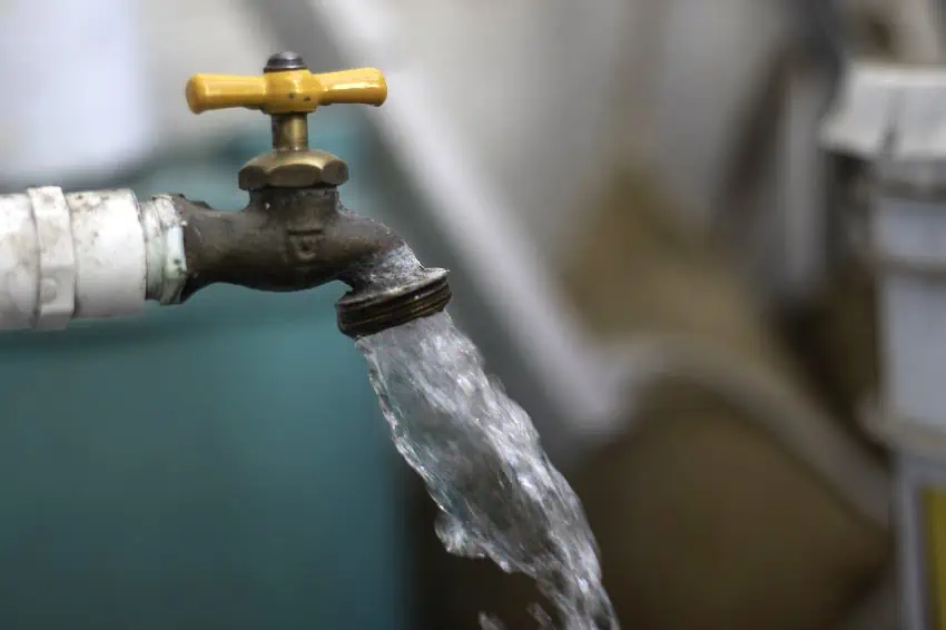 Un grifo con agua saliendo