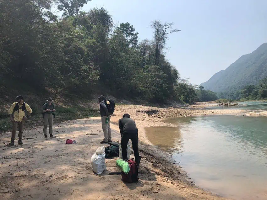 Los investigadores descansan junto a un río en Chiapas