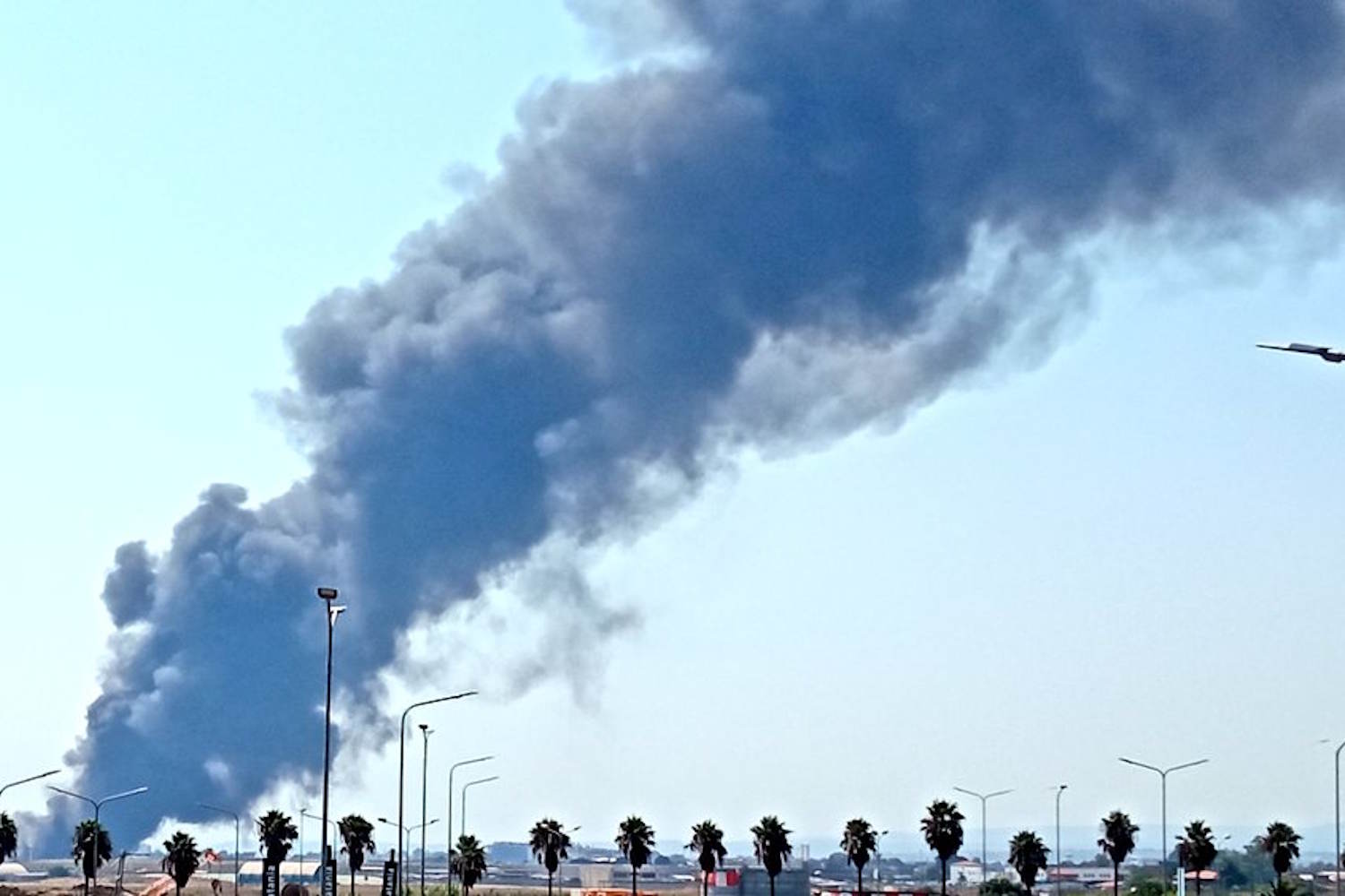 Gran incendio en el área industrial de Catania, altas columnas de humo visibles de toda la ciudad