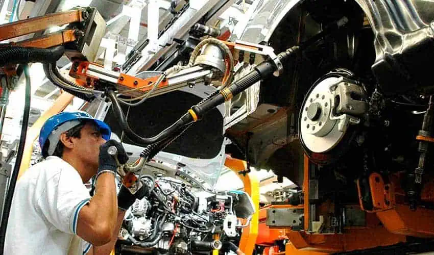 Trabajador en una planta de fabricación automotriz en México, una de las principales exportaciones del país a Canadá
