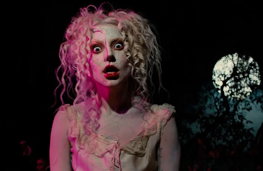 Lady Gaga vestida como una muñeca en la isla de las muñecas de Xochimilco