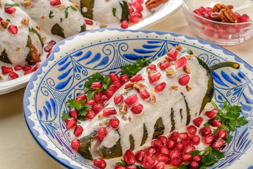 Chile en nogada in a blue and white bowl