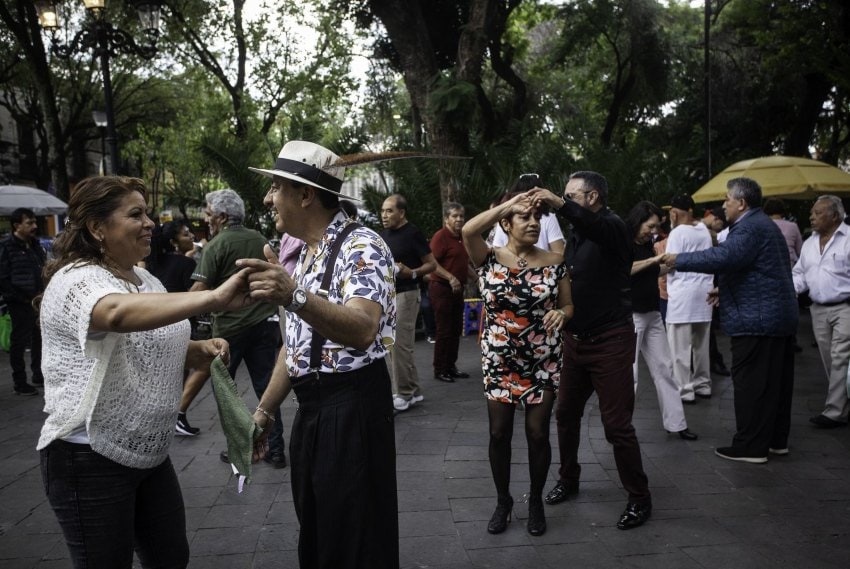 Pares de parejas mexicanas de mediana edad que bailan en un parque público en la Ciudad de México.