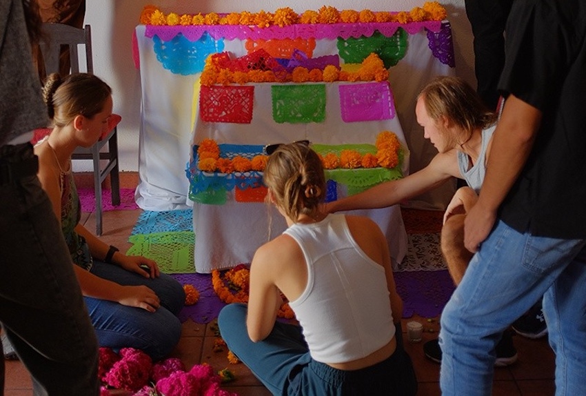 Un grupo de turistas en un colorido día de los muertos de Renda en Oaxaca