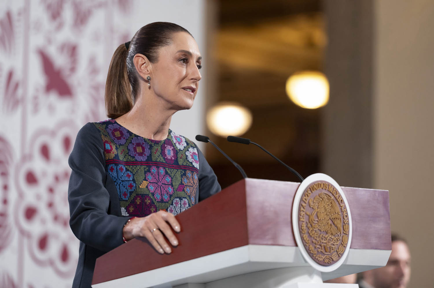 Presidente Sheinbaum en el podio de su conferencia de prensa diaria