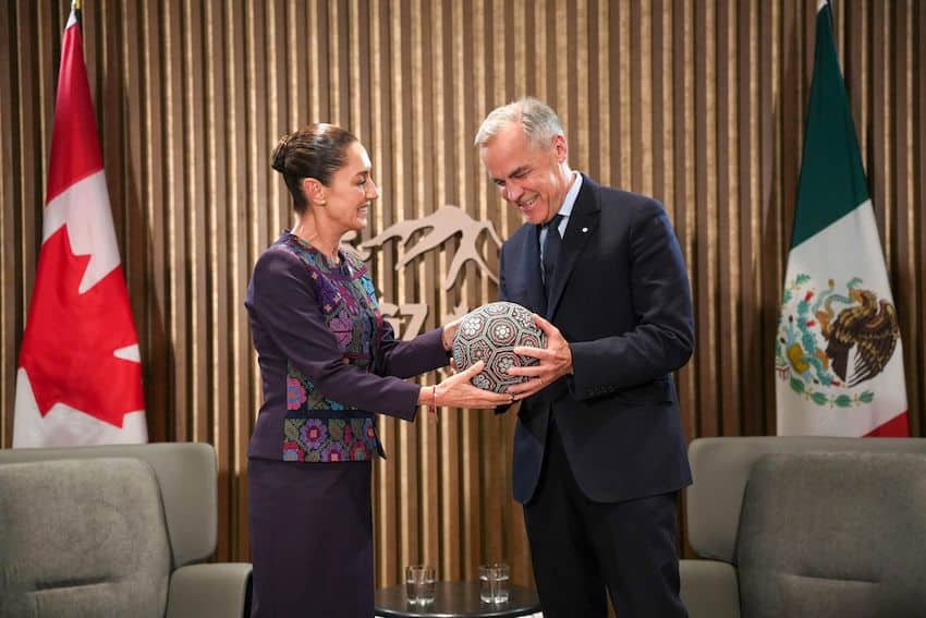 Sheinbaum le regaló al primer ministro canadiense una pelota de fútbol hecha por miembros de la comunidad de Wixárika en México como un símbolo de amistad y unidad antes de la Copa Mundial de la FIFA 2026, que se llevará a cabo en México, Estados Unidos y Canadá.