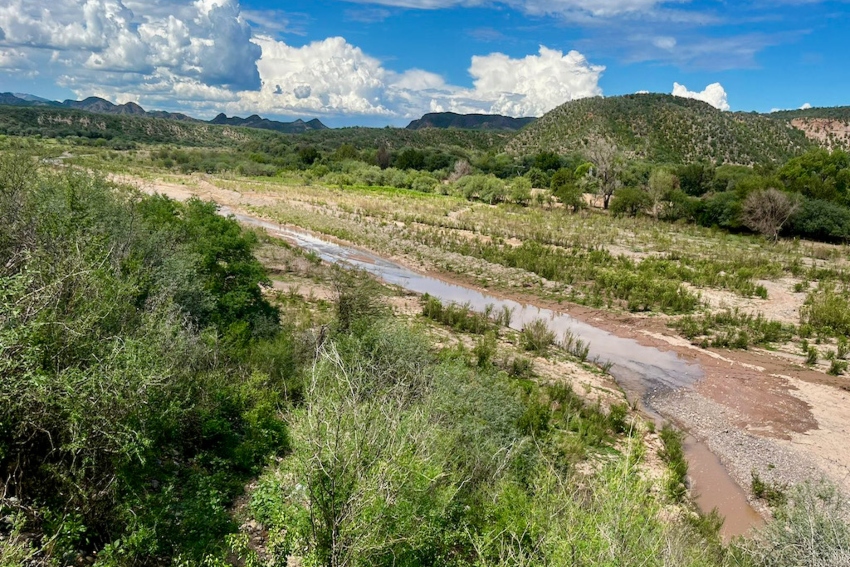 Agua disminuyendo de la presa