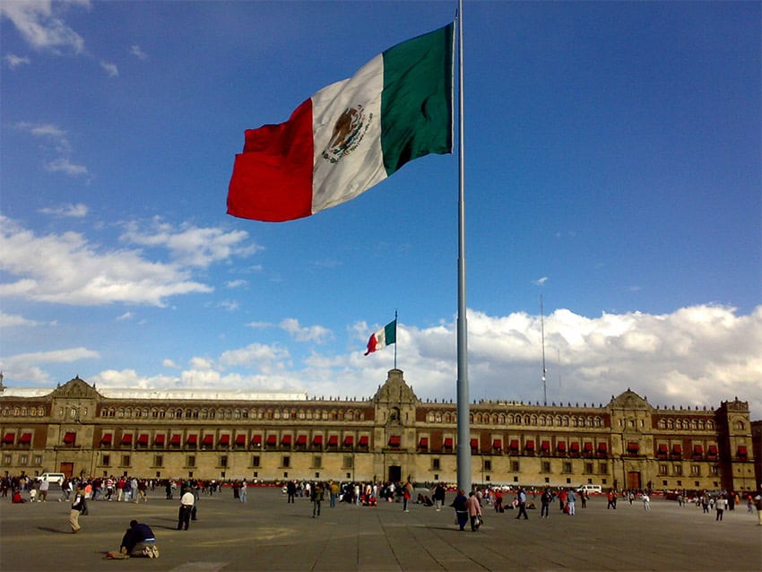 La bandera mexicana ha volado durante mucho tiempo sobre el Zócalo de la Ciudad de México.
