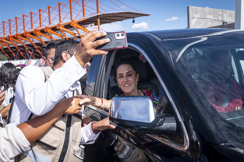 Sheinbaum en un auto en Chihuahua