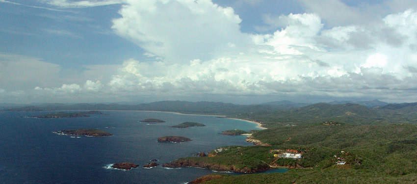 Una vista aérea de Chamela Bay, una costa festoneada cubierta de jungla con muy pocos edificios visibles por millas