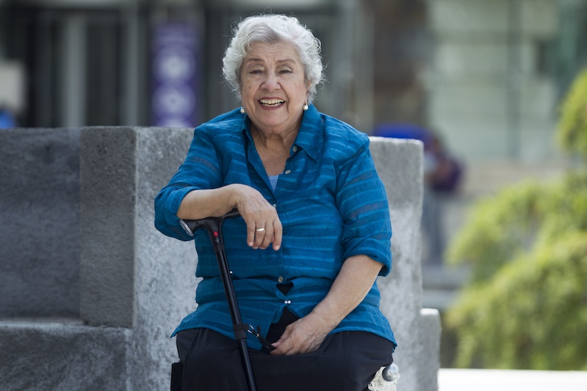 Una anciana sentada en un banco