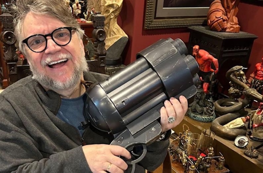 Del Toro with weapon prop