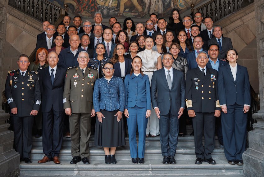 Presidente Sheinbaum con los 32 gobernadores de México.