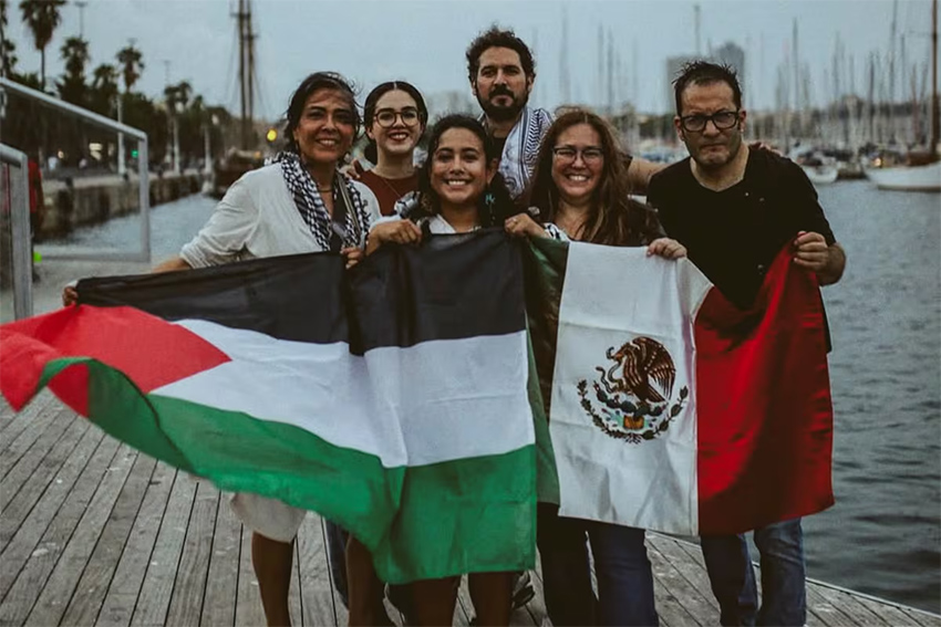 Seis mexicanos posan con una bandera palestina y mexicana