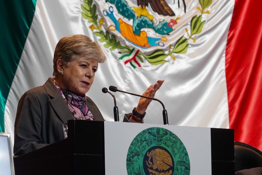 Alicia Bárcena hablando ante el Congreso