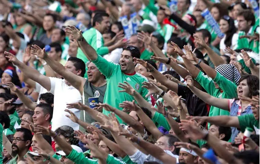 Los aficionados al fútbol gritan el popular cántico 'Eh puto'.