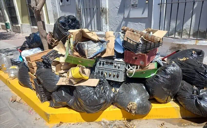 Los vecinos también se quejaron de que algunos comercios dejaban grandes montones de basura en las aceras.