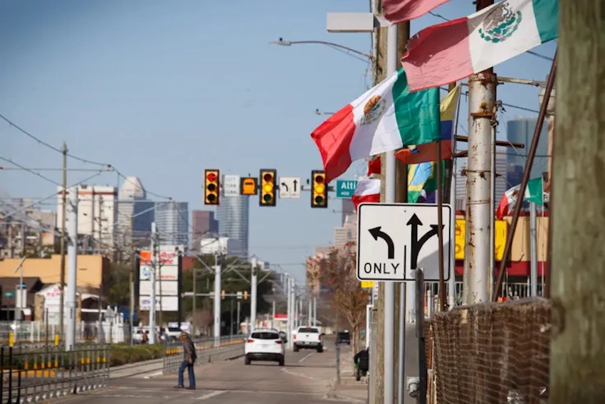 Banderas mexicanas ondeando en una carretera de Texas.