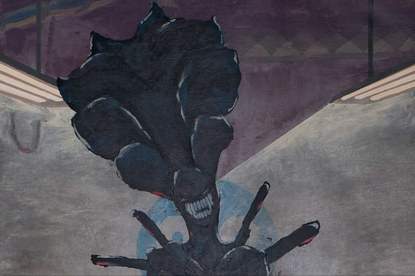Una pintura acrílica de una amenazadora criatura alienígena negra, que se asemeja a un xenomorfo, con una gran cresta en la cabeza y una amplia sonrisa con dientes, sobre un fondo oscuro e industrial.