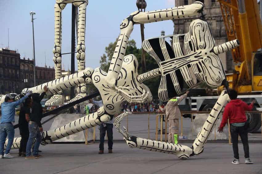Los trabajadores instalaron la mega ofrenda en el Zócalo de la Ciudad de México, que es un esqueleto de calavera tradicional de maiche de papel más grande que la vida misma.
