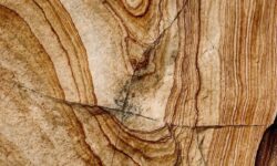 Hallazgo asombroso en Canadá: geólogos descubren una enigmática formación rocosa que podría albergar los minerales más antiguos del mundo