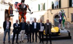 Los superhéroes (hechos con restos de coches) llegan a Lucca Comics para defender el Planeta