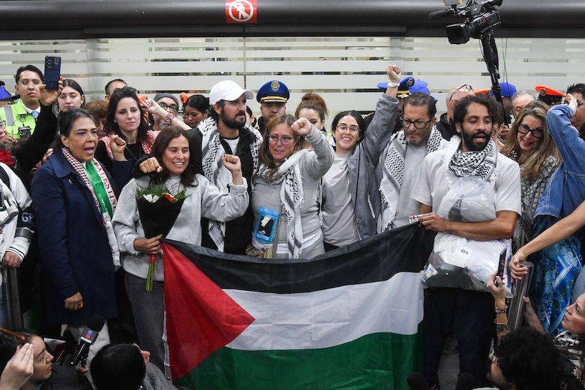 El grupo de seis mexicanos, entre los que se encontraba el periodista Ernesto Ledesma, formaba parte de una flotilla de voluntarios cuyas embarcaciones fueron abordadas por soldados israelíes tras entrar en aguas restringidas frente a las costas de Palestina.