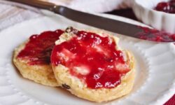 ¡Adiós a la mantequilla y la mermelada! La alternativa más saludable y deliciosa para tu pan a partir de los 50.