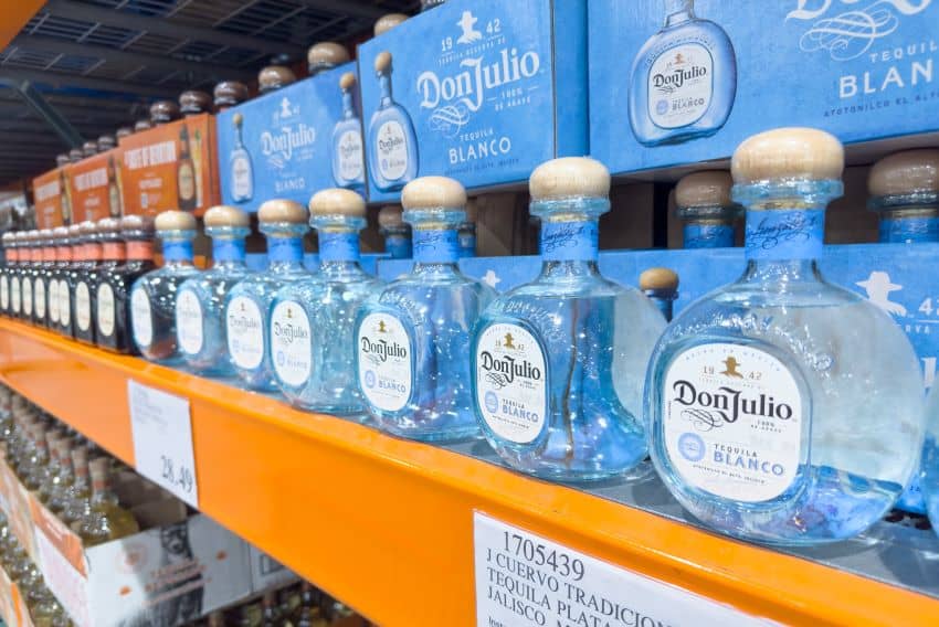Botellas de tequila mexicano Don Julio sentado en un estante