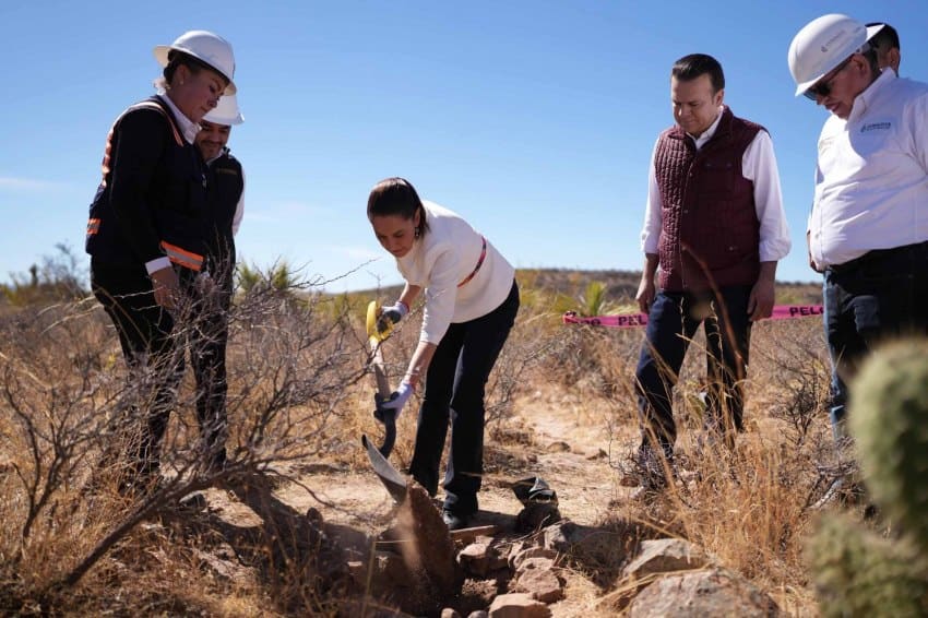 La presidenta Claudia Sheinbaum en Durango, paleando ceremonialmente un montón de escombros como parte de un recorrido por una nueva planta de tratamiento de agua que entrará en funcionamiento cerca de la ciudad de Durango, México, en marzo.
