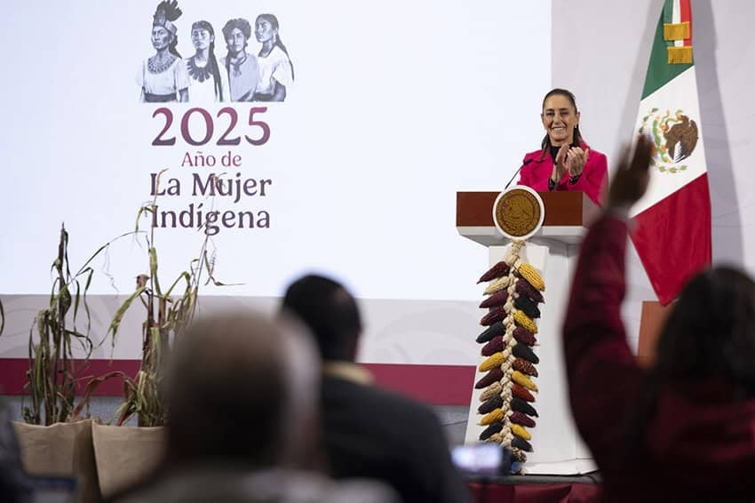 Reporteros levantan la mano en la conferencia de prensa matutina presidencial