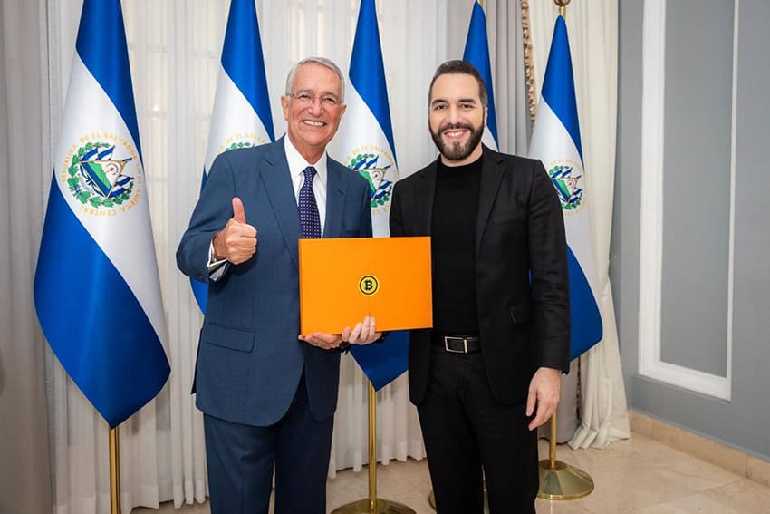 Salinas Pliego poses for a photo with El Salvador President Bukele