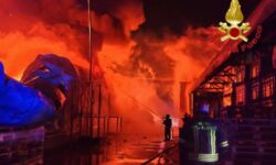 Una empresa de plásticos en la zona de Varese en llamas, llamamiento de ARPA: «mantener las ventanas cerradas, valores fuera de lo normal»