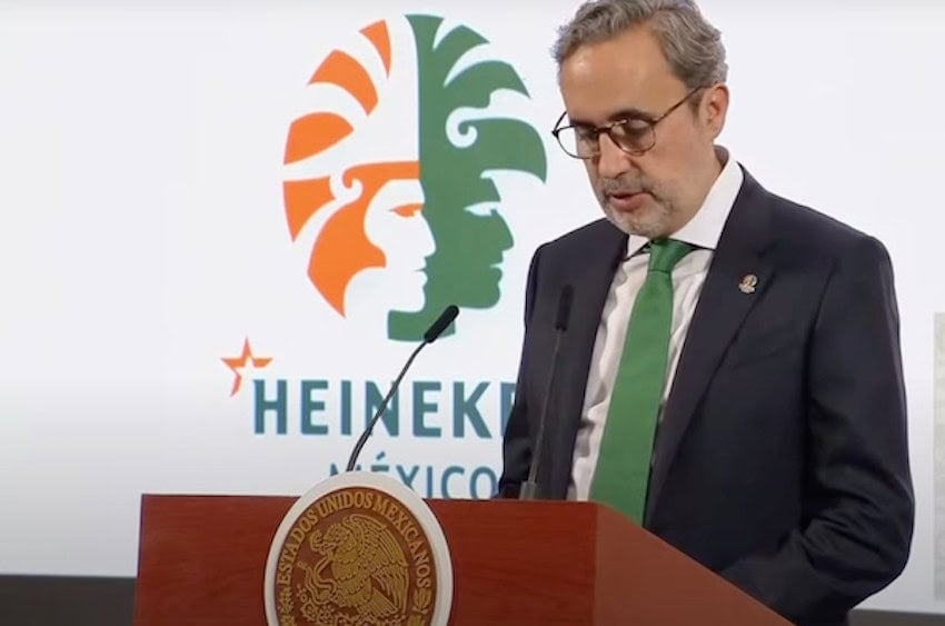 hombre de corbata verde frente al micrófono