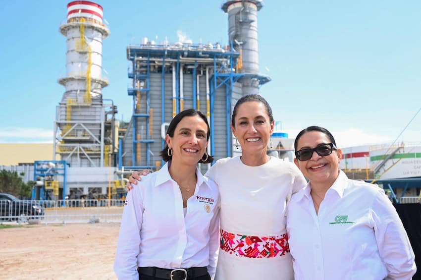 tres mujeres frente a la fábrica de gas